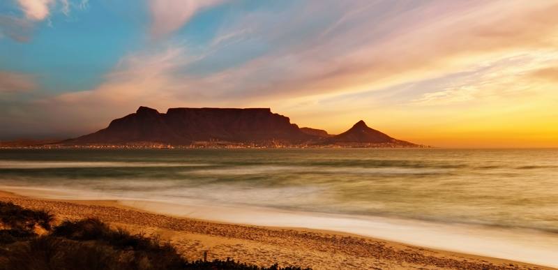 il-paesaggio-panoramico-della-table-mountain-con-il-bello-tramonto-variopinto-e-le-nuvole-di-streaking-abbelliscono-cape-town-sudafrica-800x387-11877