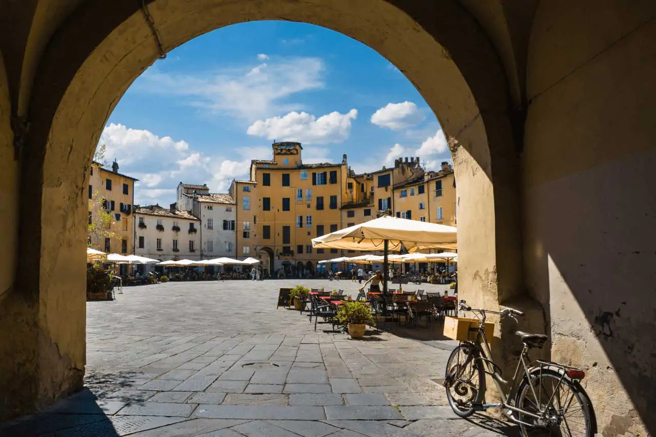 Lucca-La-Bussola-on-the-Road-2