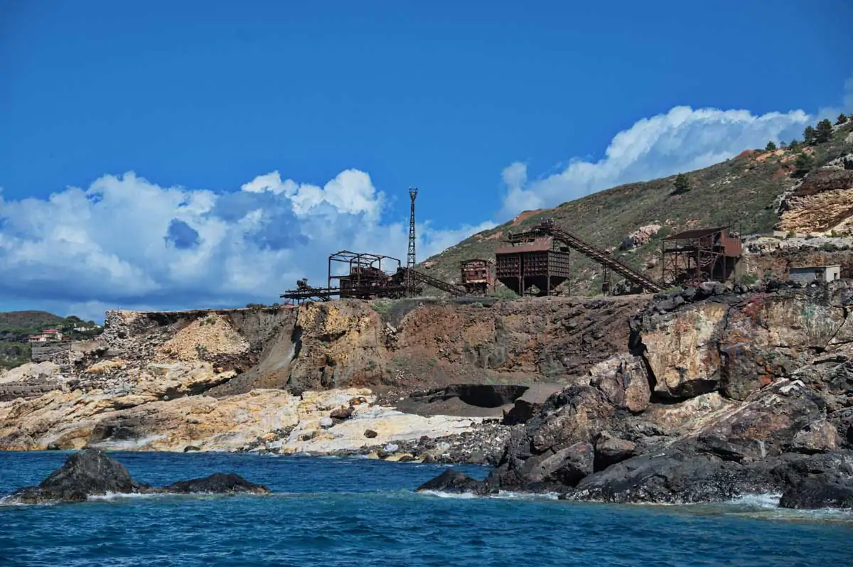 old-iron-ore-mine-on-the-rocks-of-elba-island-2022-11-01-02-09-57-utc
